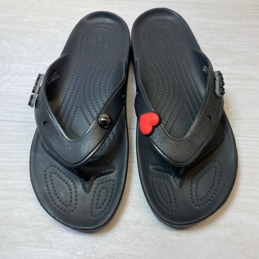 Crocs Womens 10 Mens 8 Flip Flop Thong Sandals Black Foam Heart Jibbitz 207712